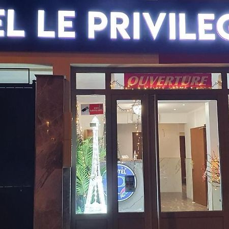 Hotel Le Privilege 라쿠르뇌브 외부 사진
